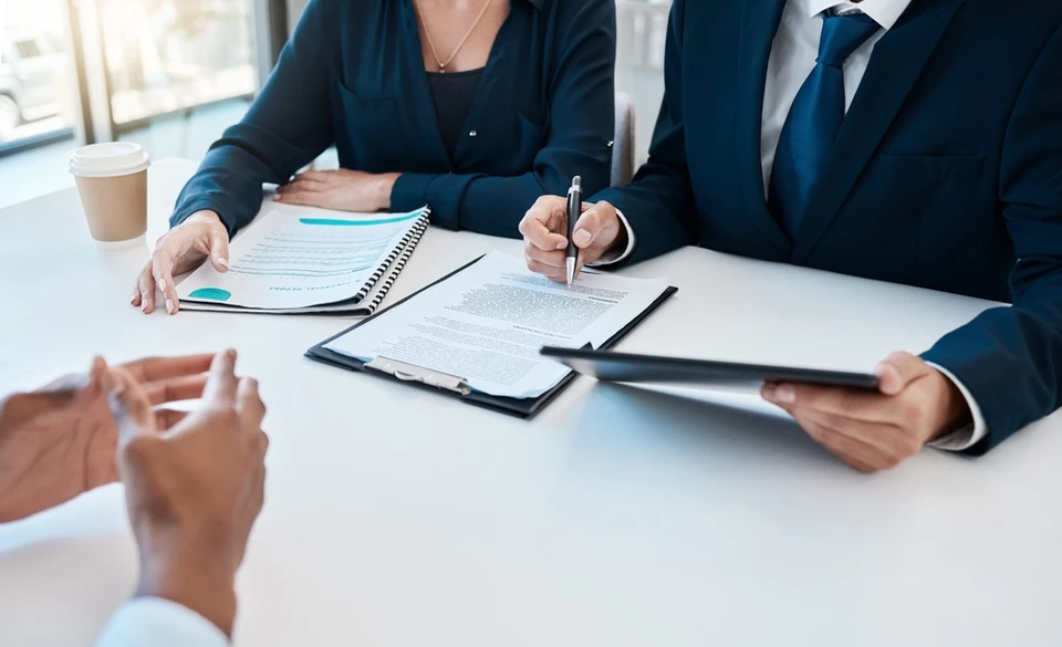 Les gens d'affaires, l'&eacute;quipe juridique et la r&eacute;union de signature de contrat, le conseil d'avocat et la planification des documents au bureau