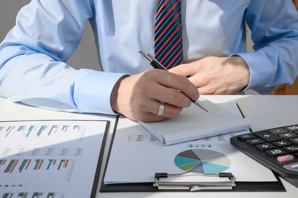 Agent d'assurance consultant un couple familial mature, discutant de l'assurance-maladie, signant un contrat de pr&ecirc;t hypoth&eacute;caire de retraite &agrave; domicile, calculant les fonds, les investissements, l'&eacute;pargne