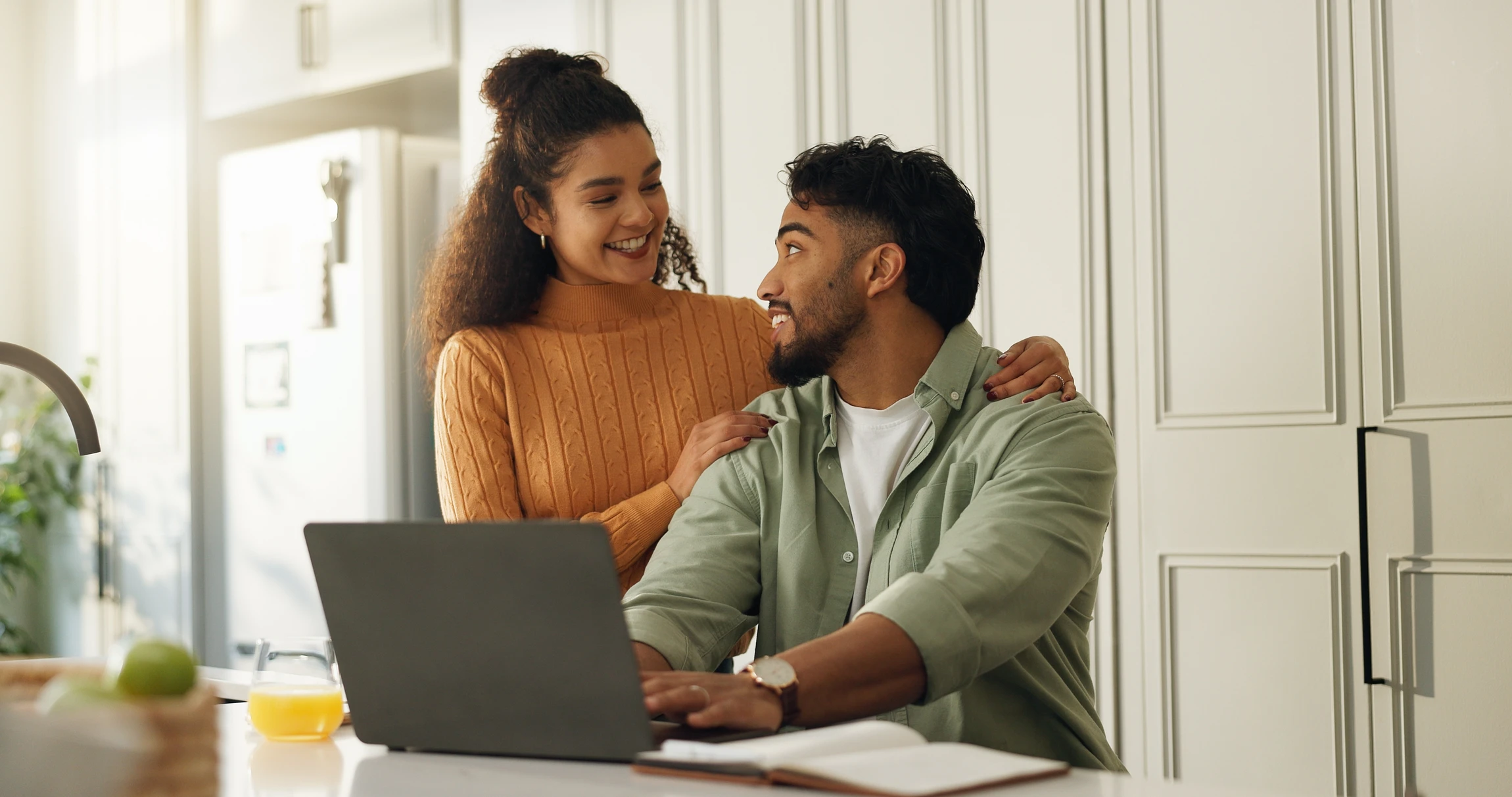 Réunion professionnelle dans bureau moderne avec conseiller financier en costume-cravate face à couple de clients seniors