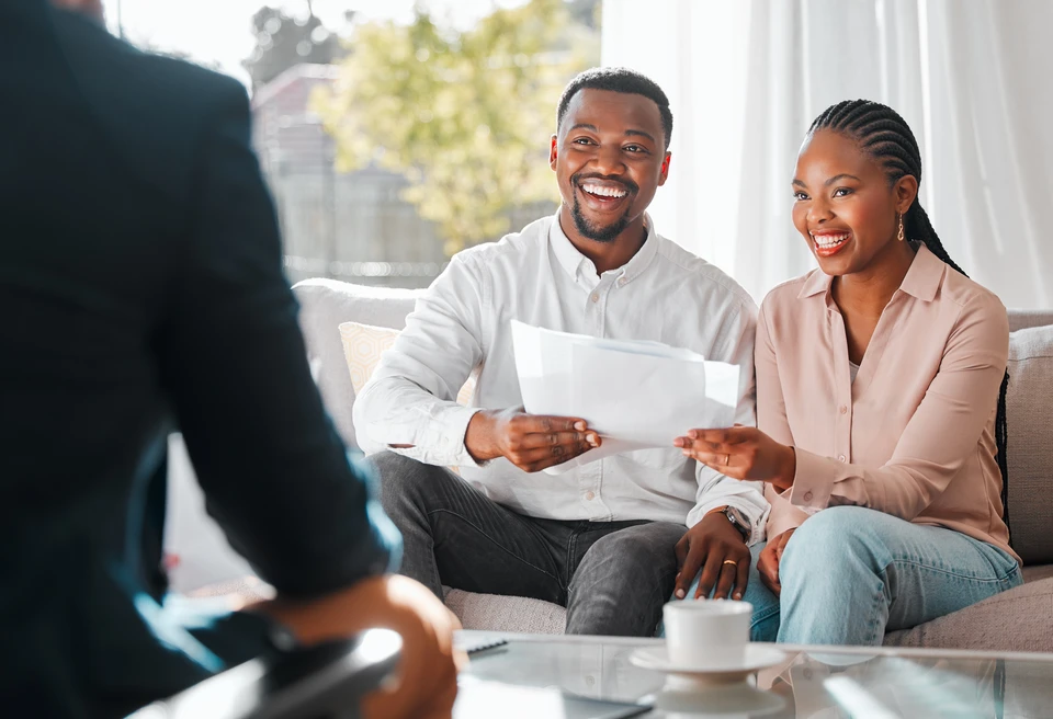 Couple au café lisant le document du contrat de la banque