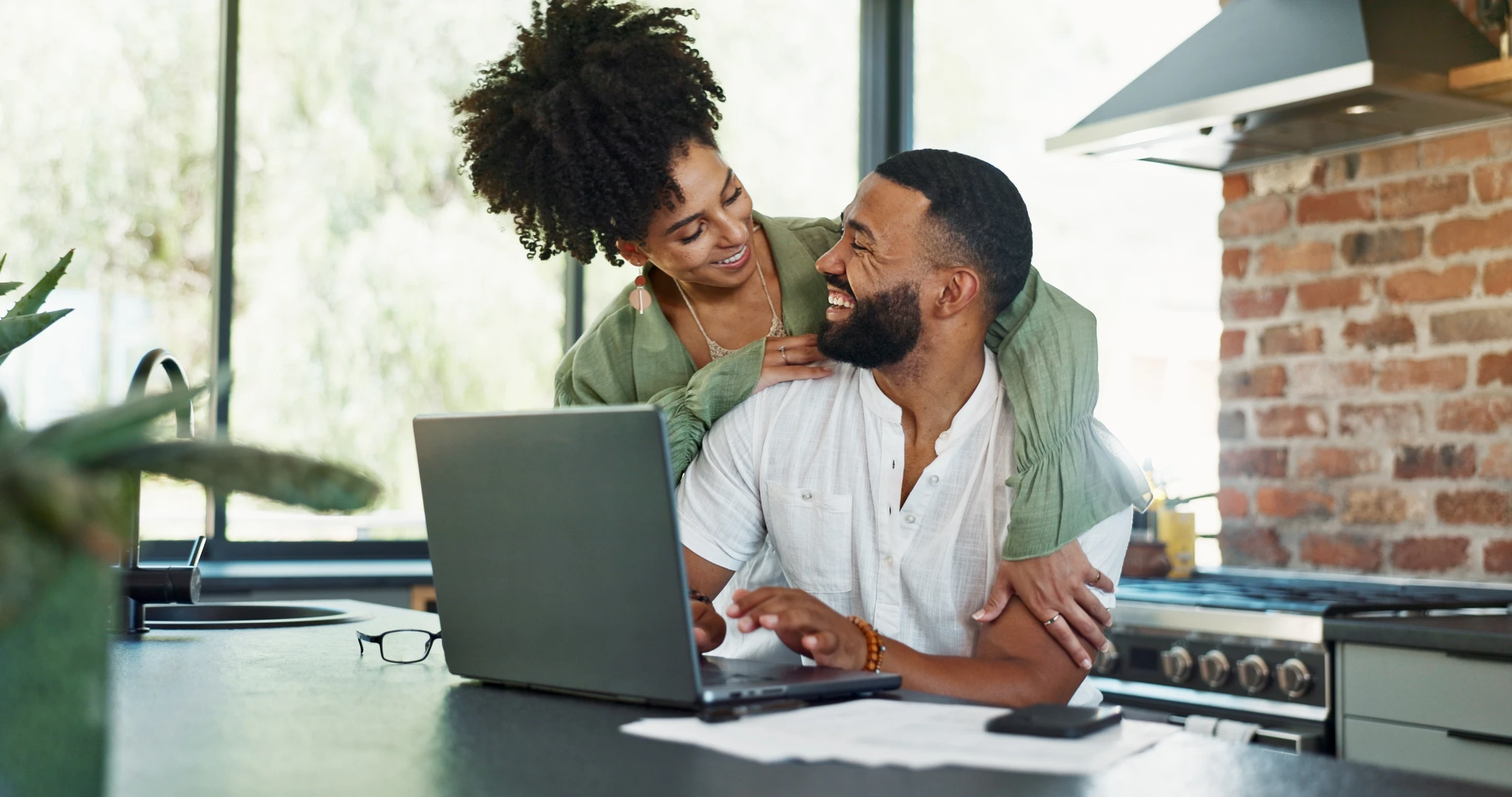Réunion professionnelle dans bureau moderne avec conseiller financier en costume-cravate face à couple de clients seniors