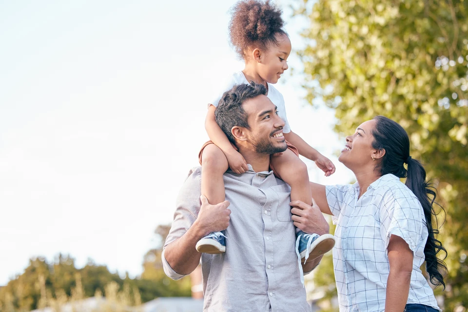 Agent d'assurance consultant un couple familial mature, discutant de l'assurance-maladie, signant un contrat de pr&ecirc;t hypoth&eacute;caire de retraite &agrave; domicile, calculant les fonds, les investissements, l'&eacute;pargne