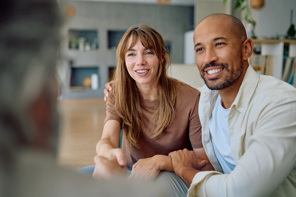 Agent d'assurance consultant un couple familial mature, discutant de l'assurance-maladie, signant un contrat de pr&ecirc;t hypoth&eacute;caire de retraite &agrave; domicile, calculant les fonds, les investissements, l'&eacute;pargne