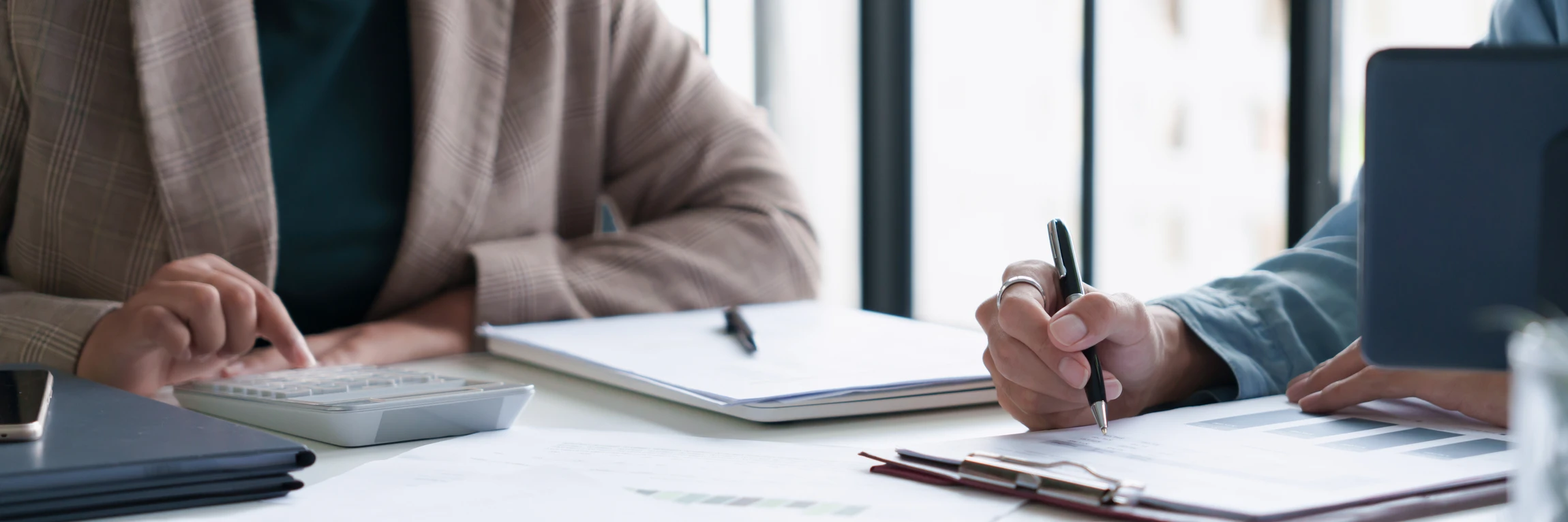 R&eacute;union professionnelle dans bureau moderne avec conseiller financier en costume-cravate face &agrave; couple de clients seniors